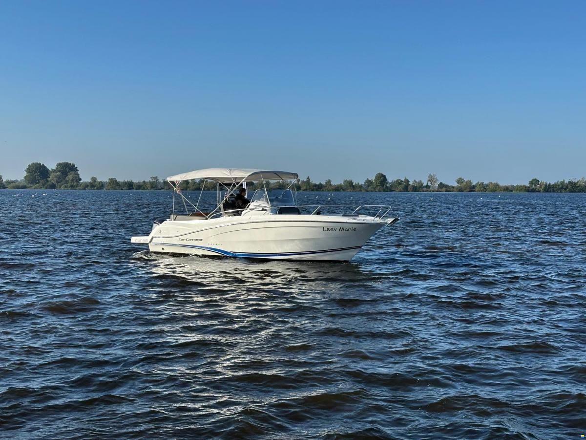 Jeanneau Cap Camarat 9.0 Center Console