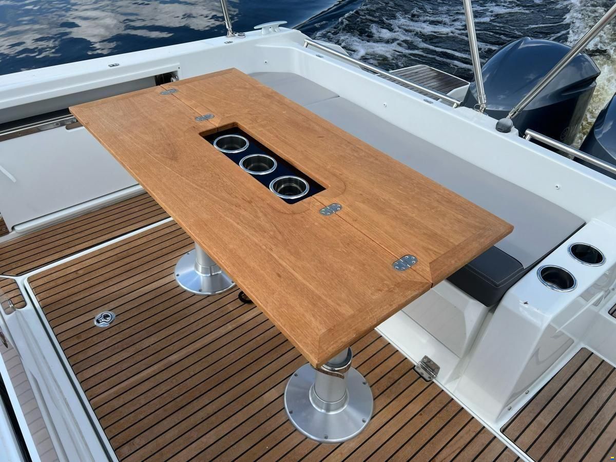 Jeanneau Cap Camarat 9.0 Center Console