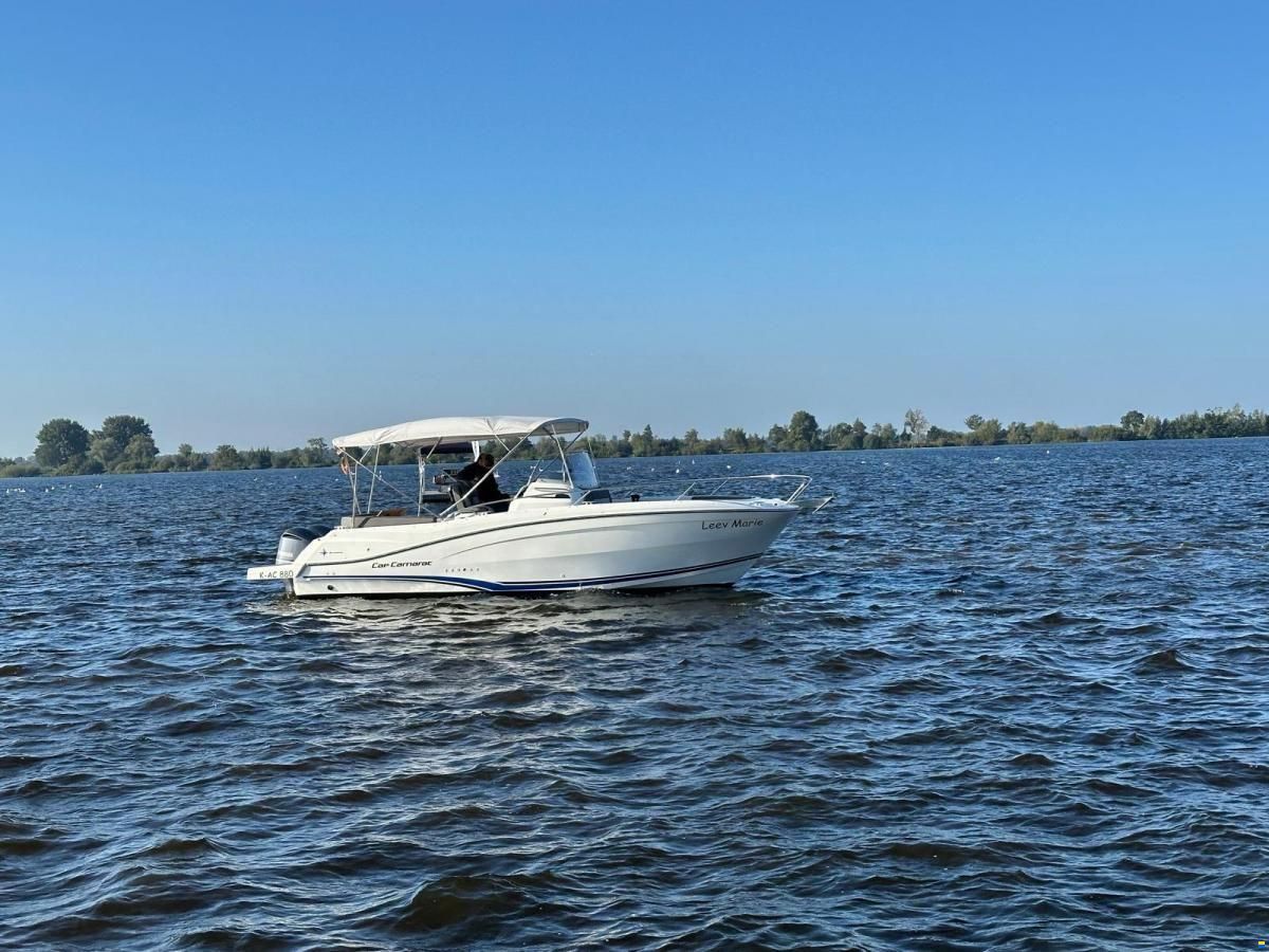Jeanneau Cap Camarat 9.0 Center Console
