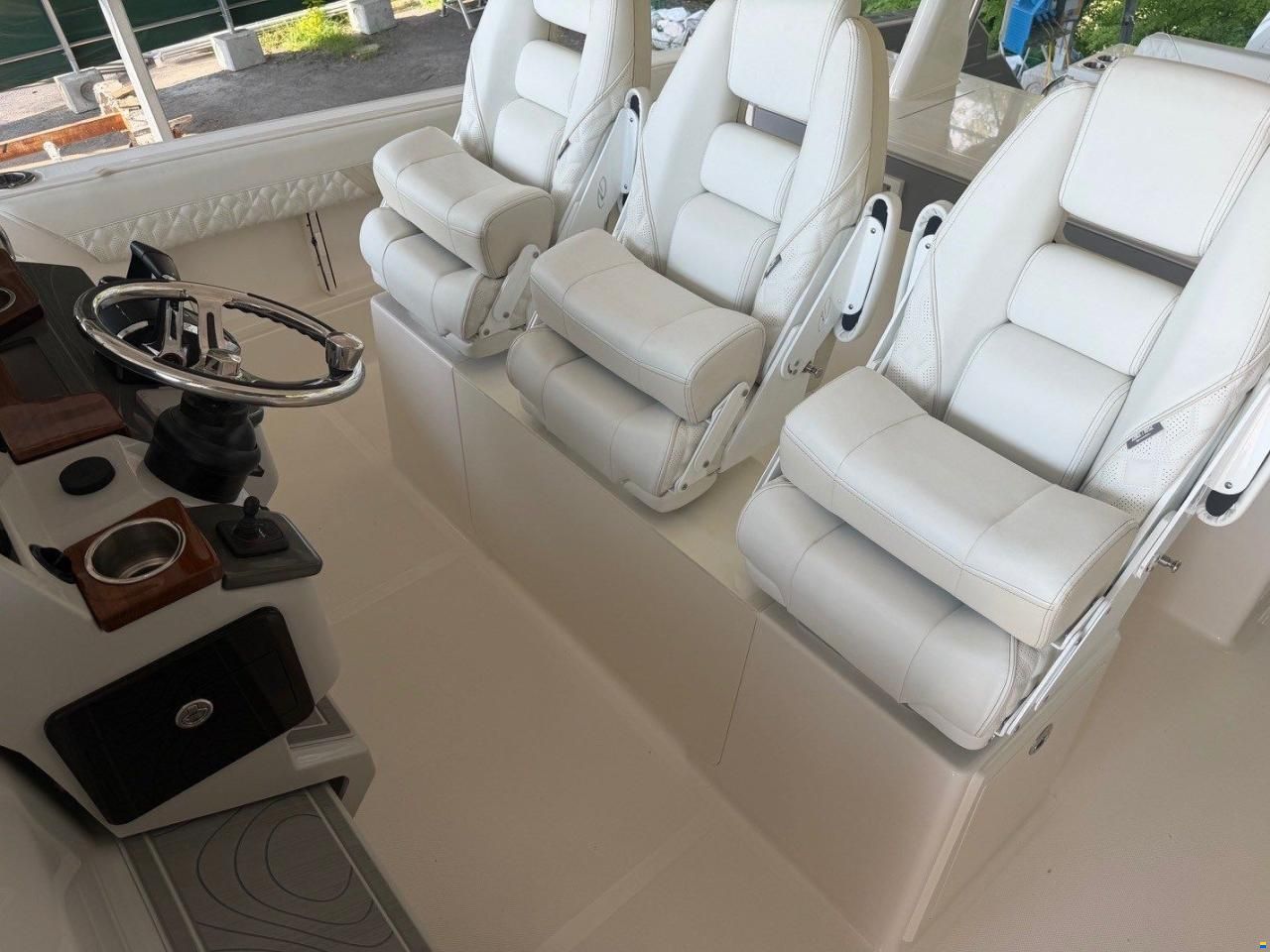 Regal Marine 33 SAV