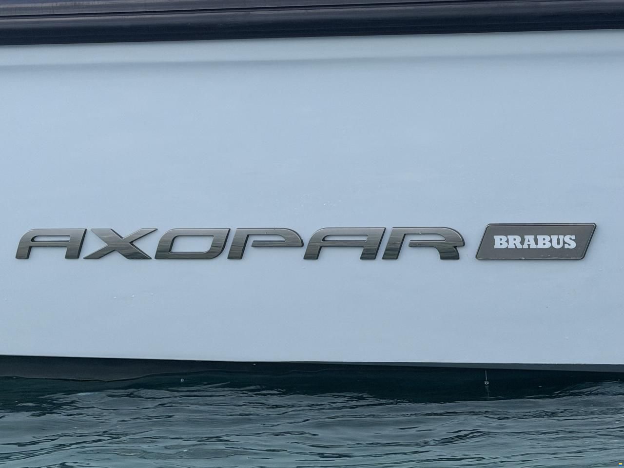 Axopar 37 CROSS CABIN BRABUS LINE