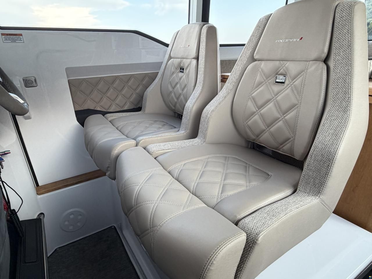 Axopar 37 CROSS CABIN BRABUS LINE