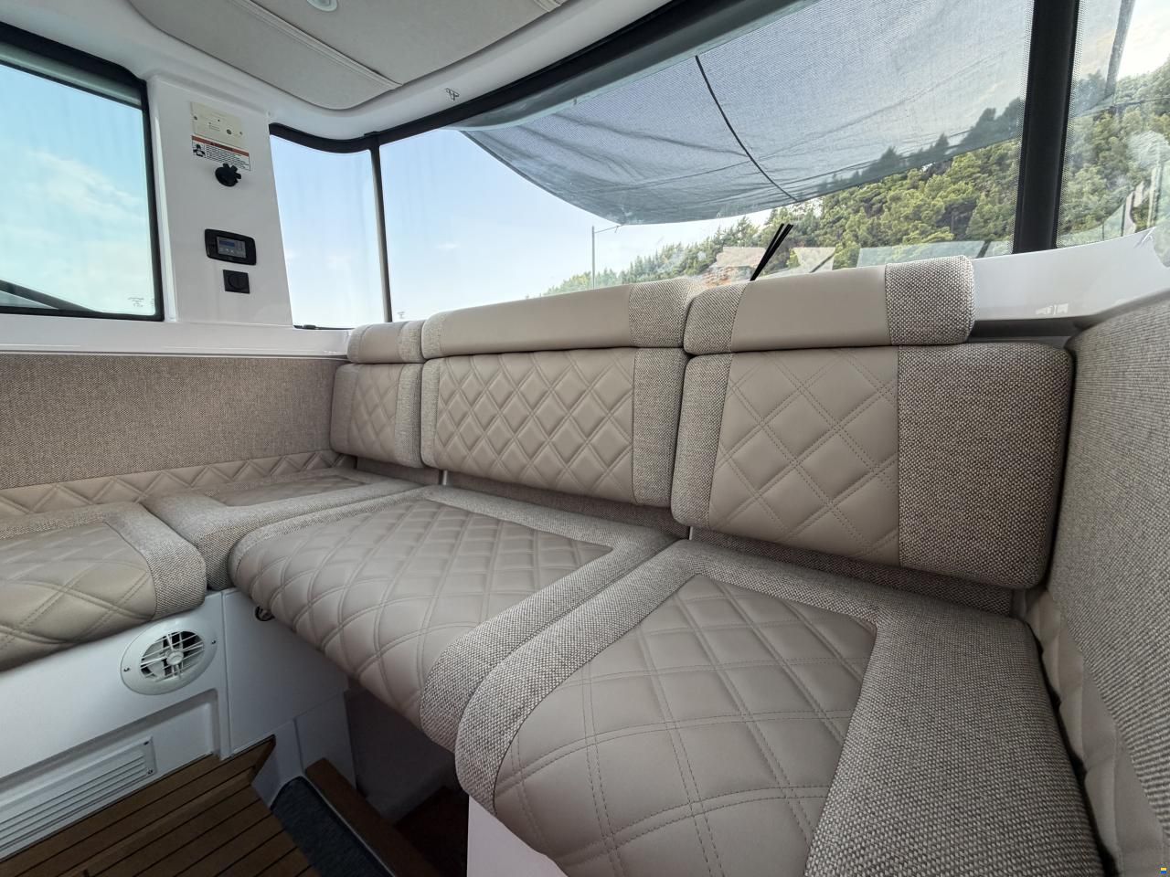 Axopar 37 CROSS CABIN BRABUS LINE
