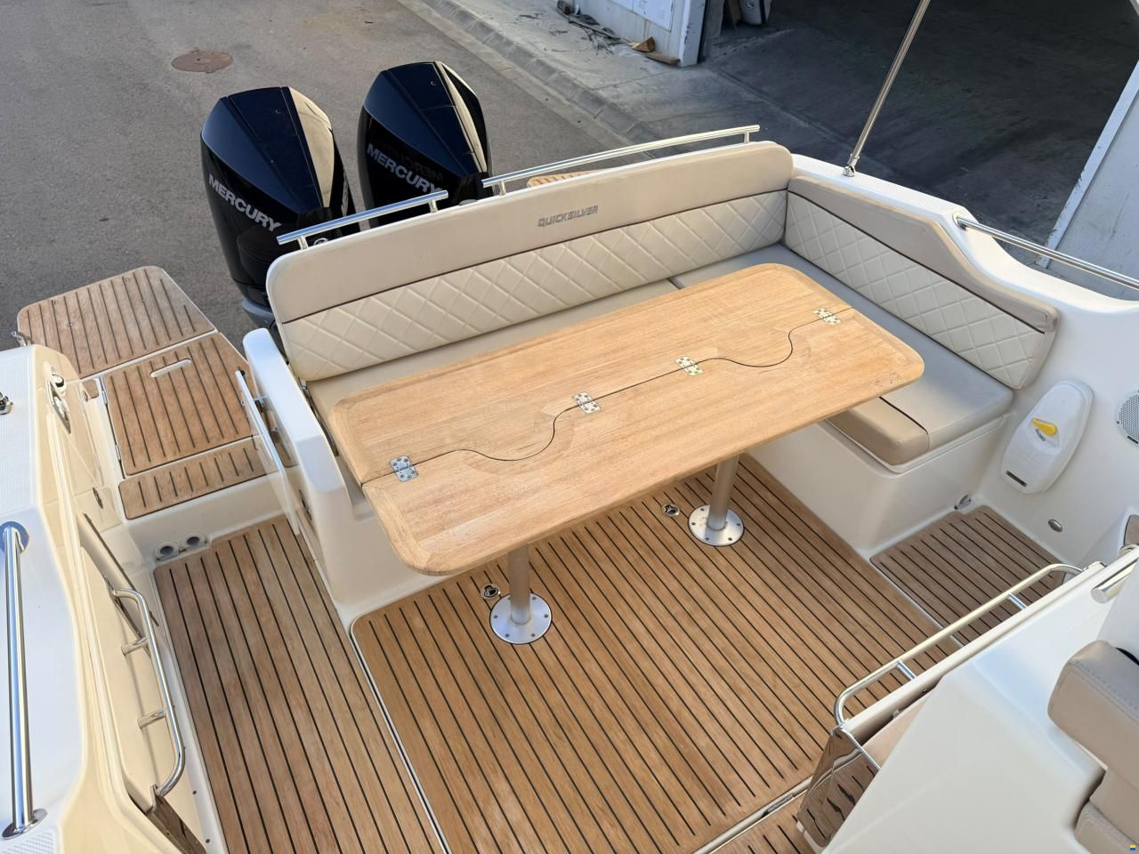 Quicksilver 875 Sundeck