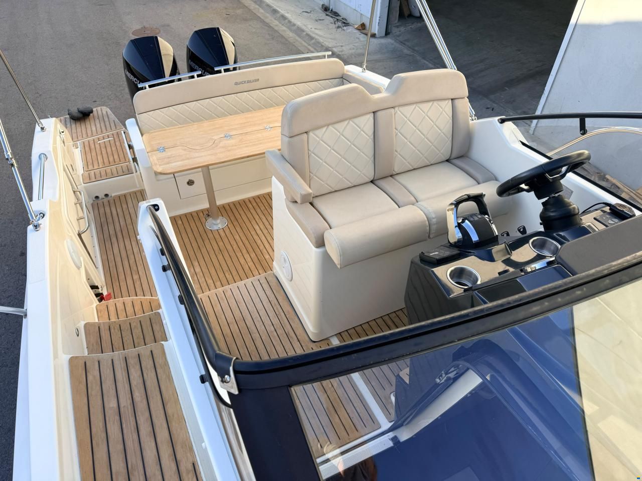 Quicksilver 875 Sundeck