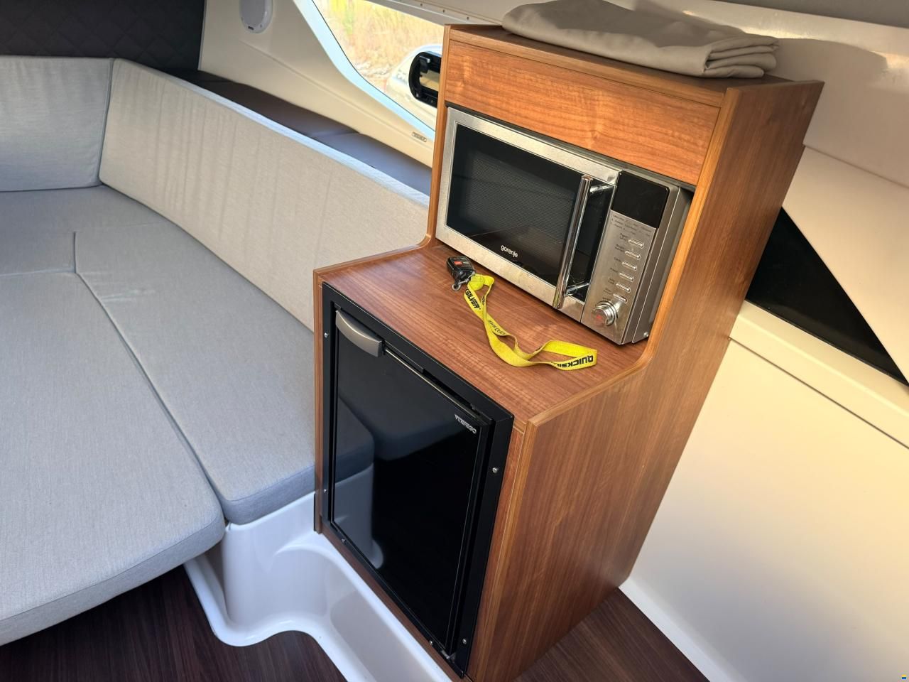 Quicksilver 875 Sundeck