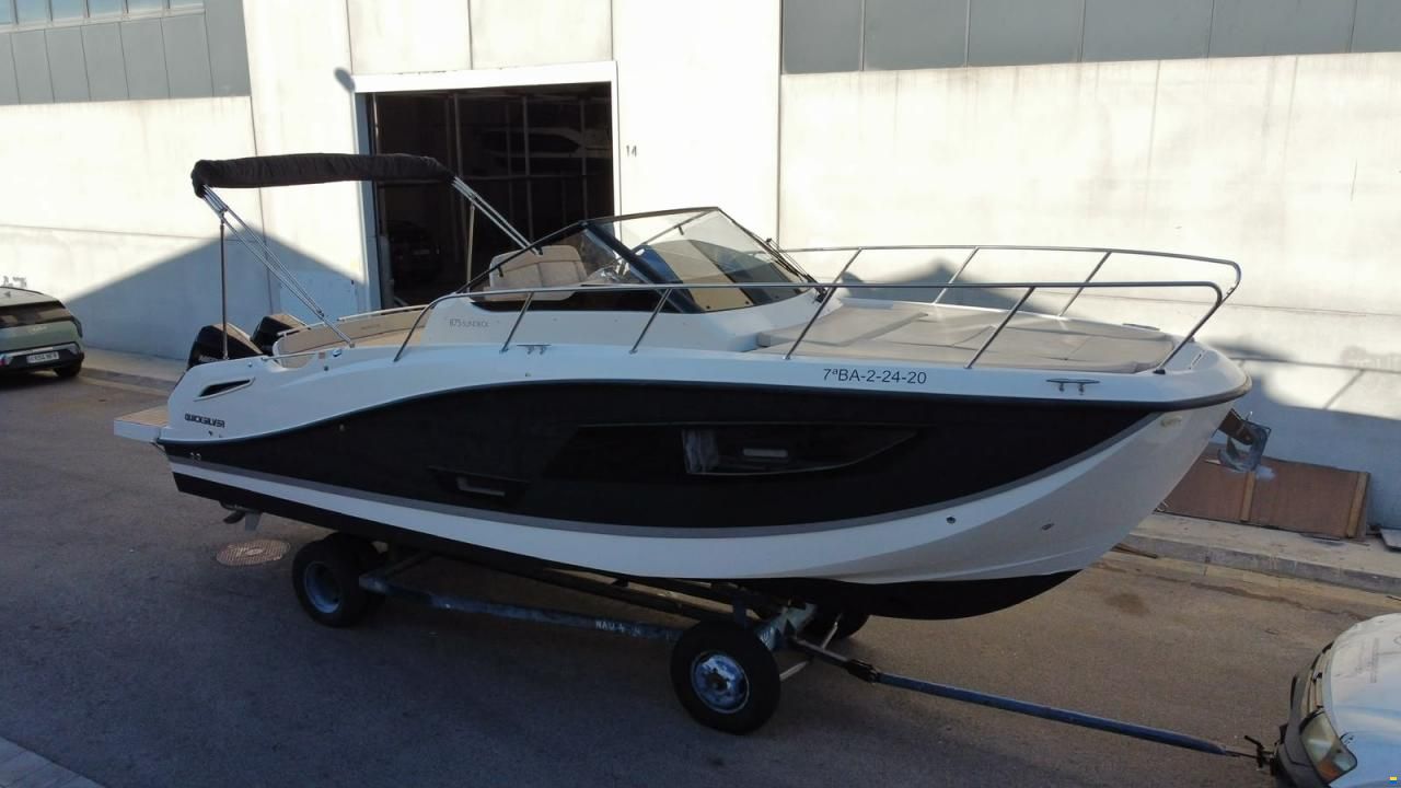 Quicksilver 875 Sundeck