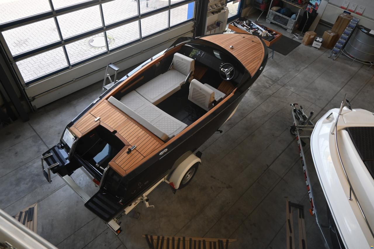 VTS Boats Flying Shark 5.7 Classic