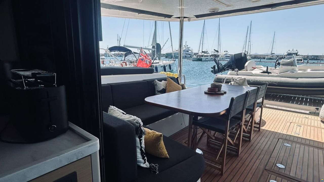 Lagoon 55 Owner's Version