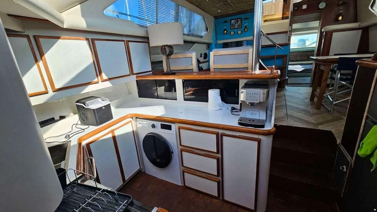 Cruisers 3850 aft