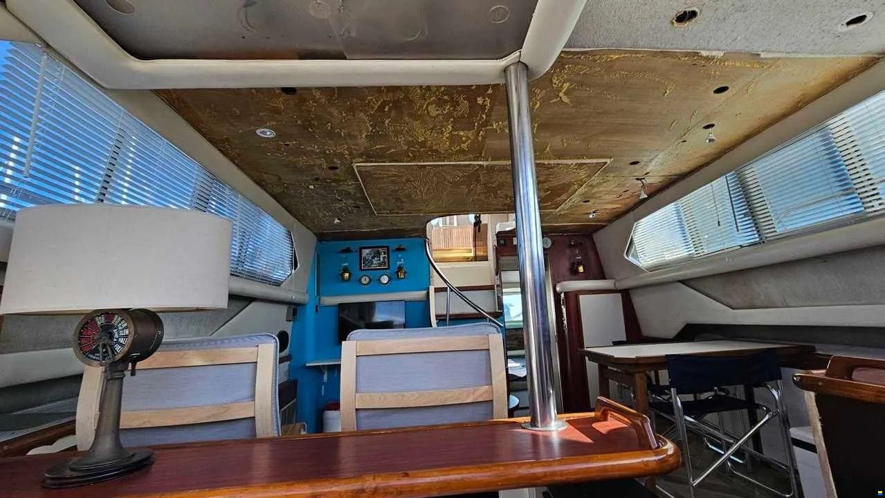 Cruisers 3850 aft