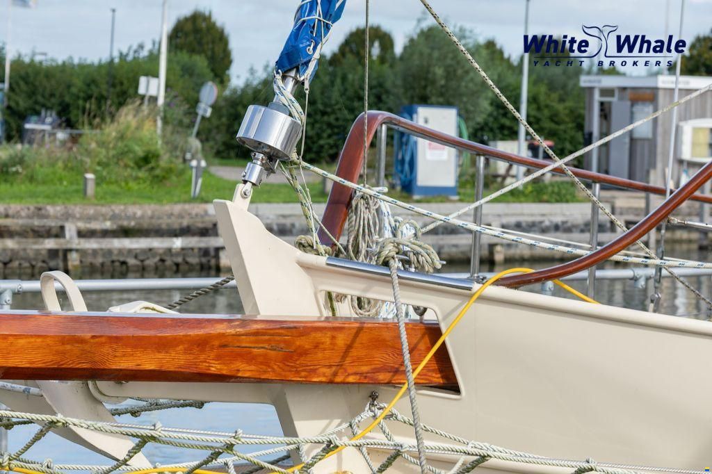 Pieter Beeldsnijder Stagzeil schoener custom built refit