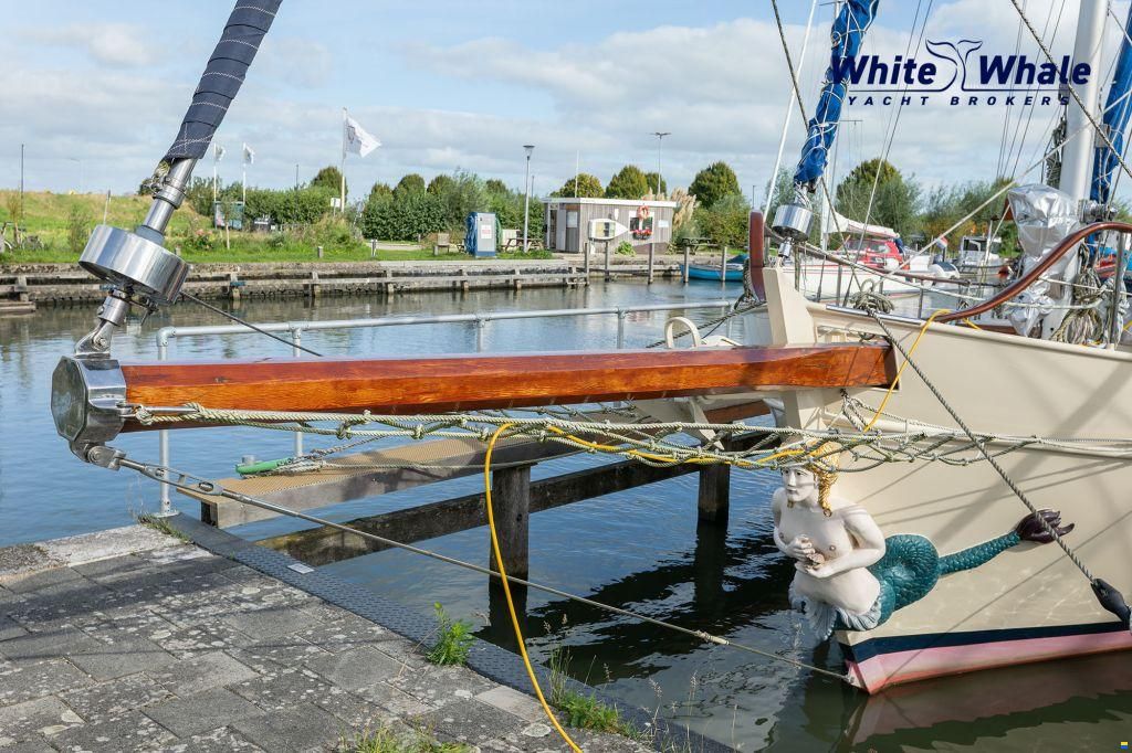 Pieter Beeldsnijder Stagzeil schoener custom built refit