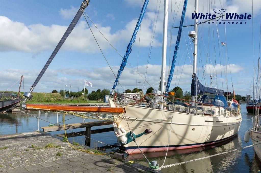 Pieter Beeldsnijder Stagzeil schoener custom built refit