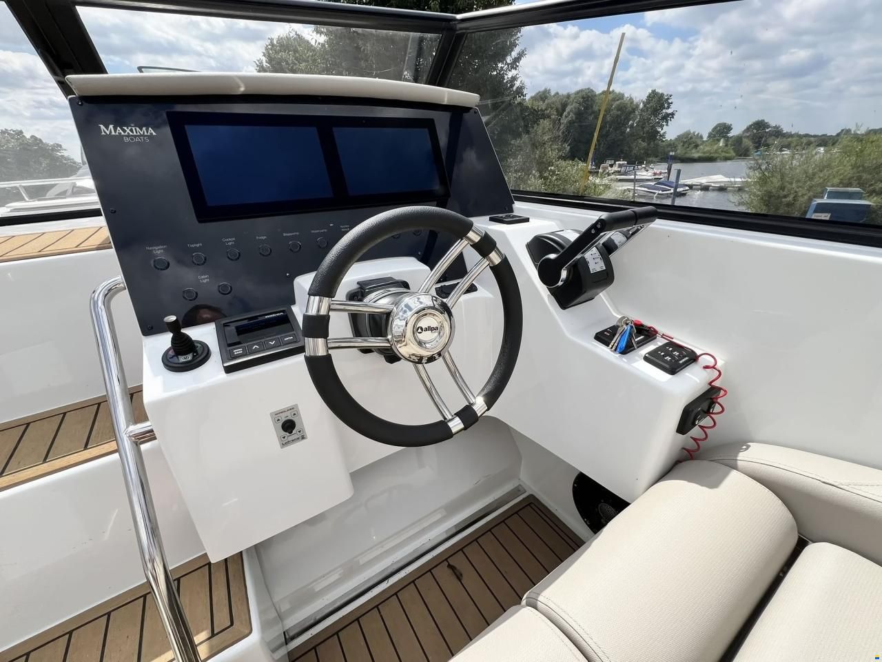Maxima 800 Cabin
