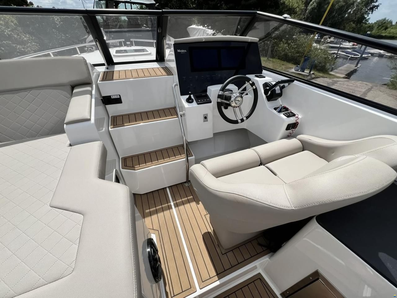 Maxima 800 Cabin
