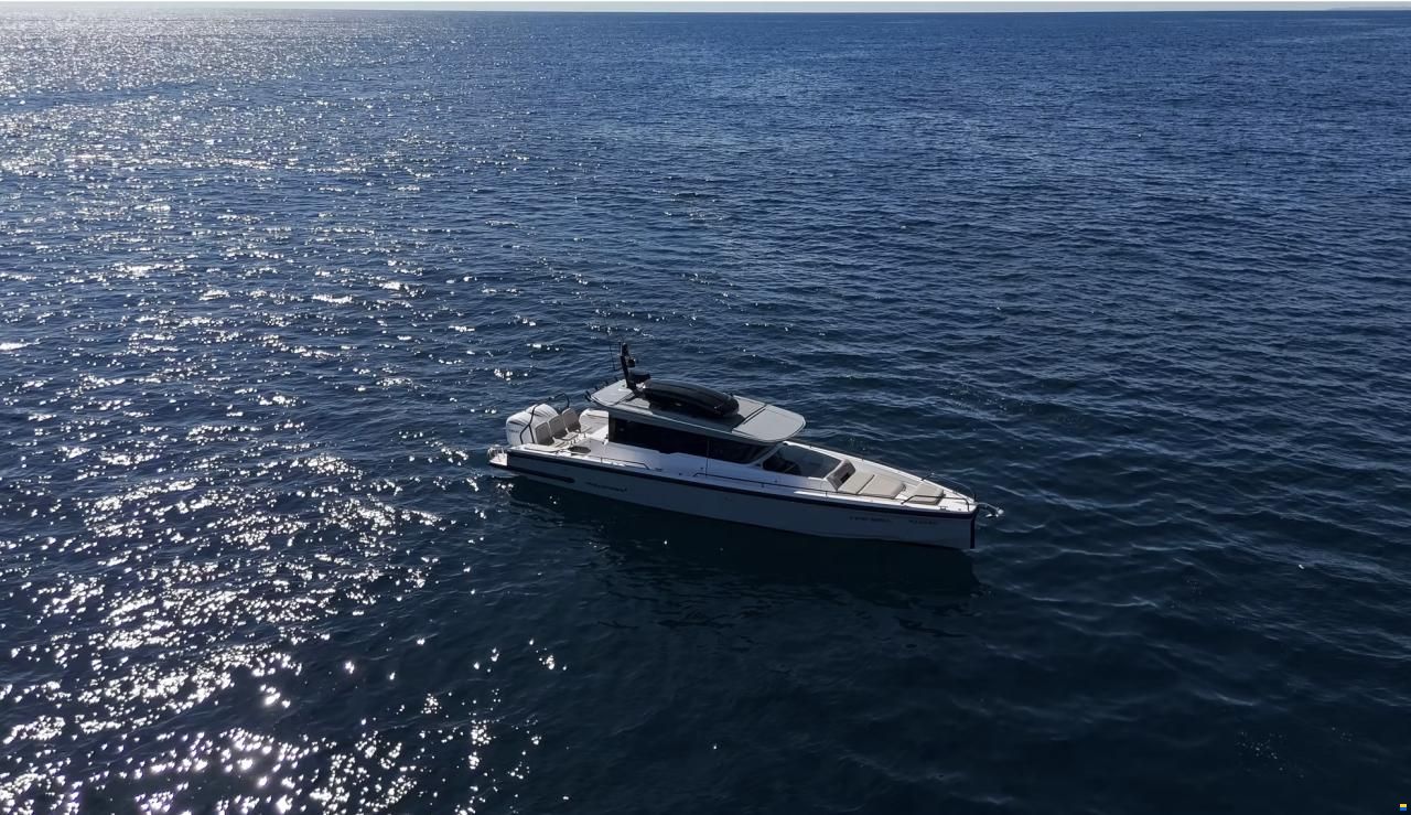 Axopar 37 Cross Cabin