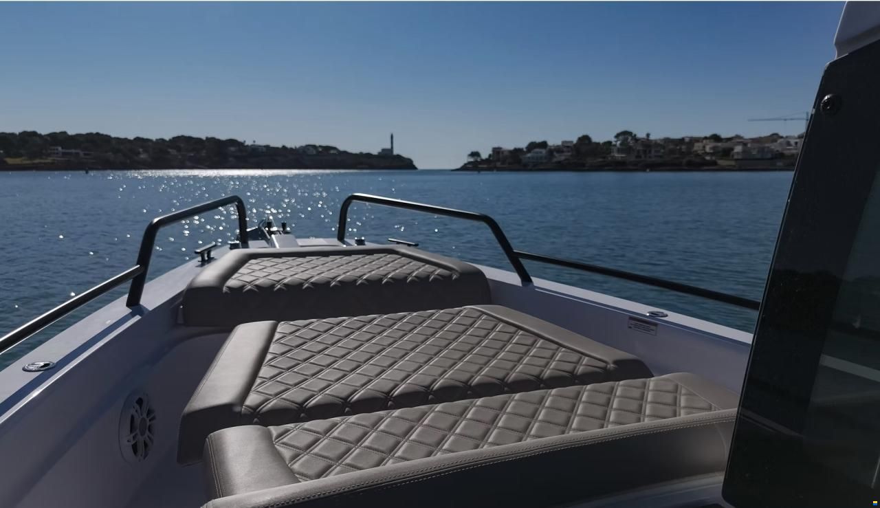 Axopar 37 Cross Cabin