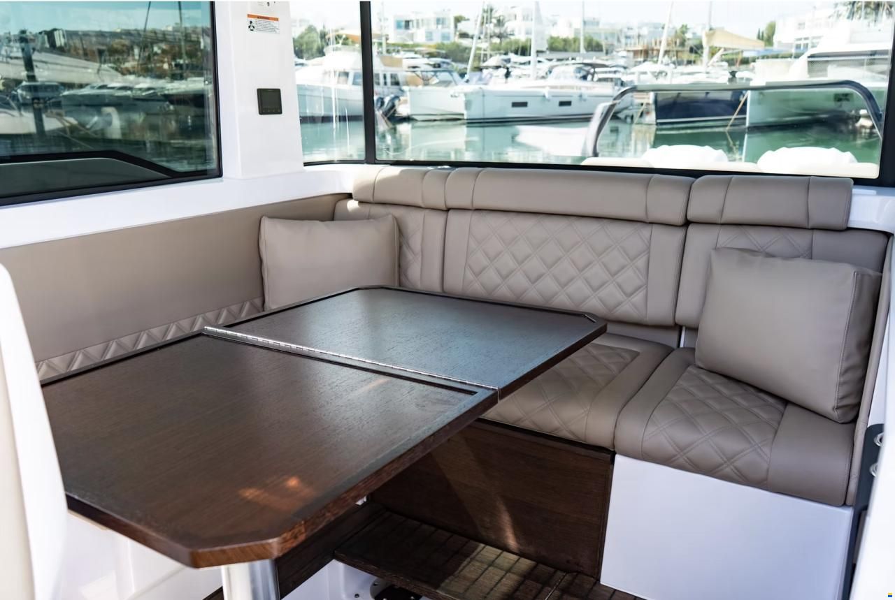 Axopar 37 Cross Cabin