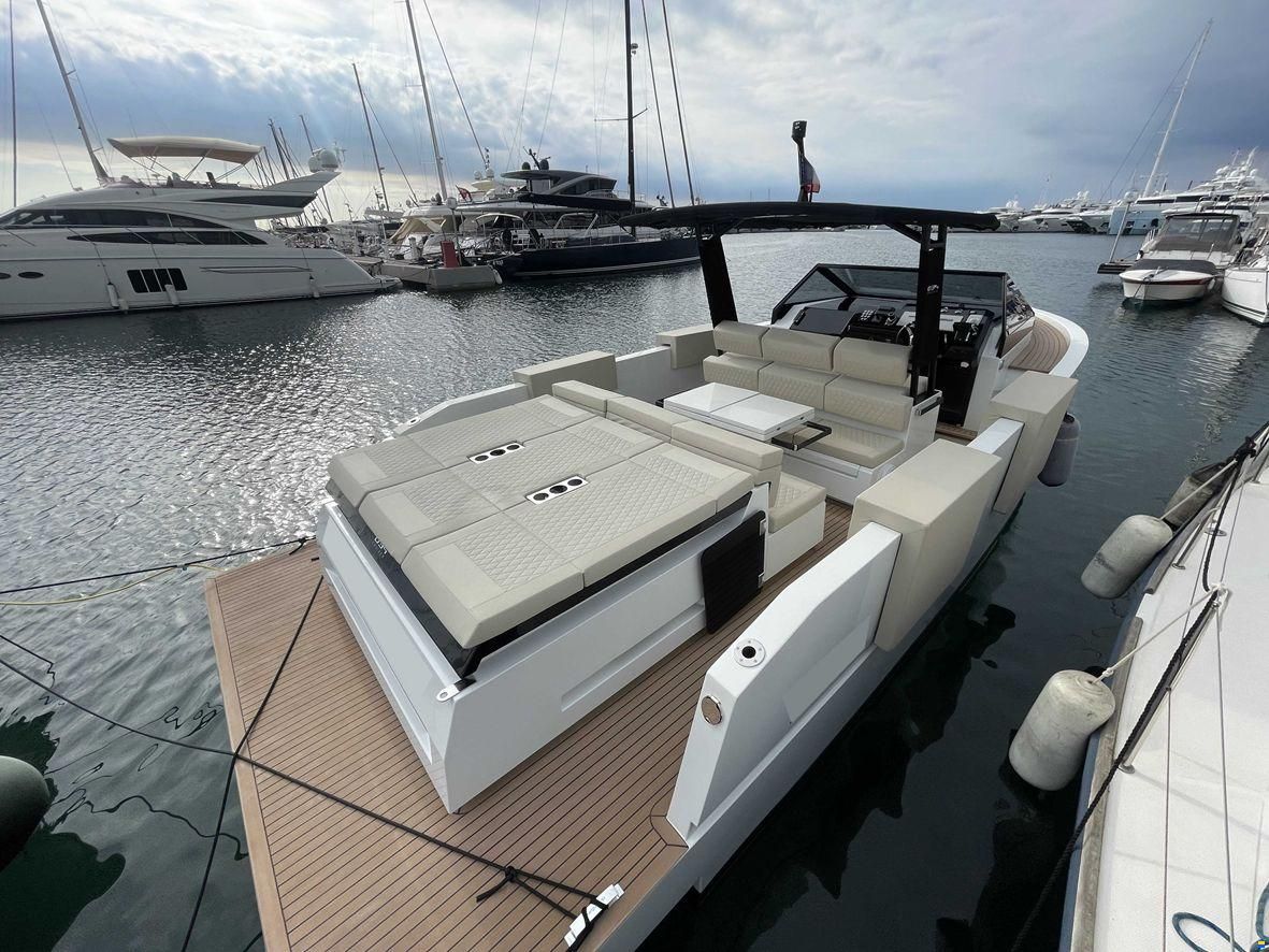 De Antonio D34 daycruiser