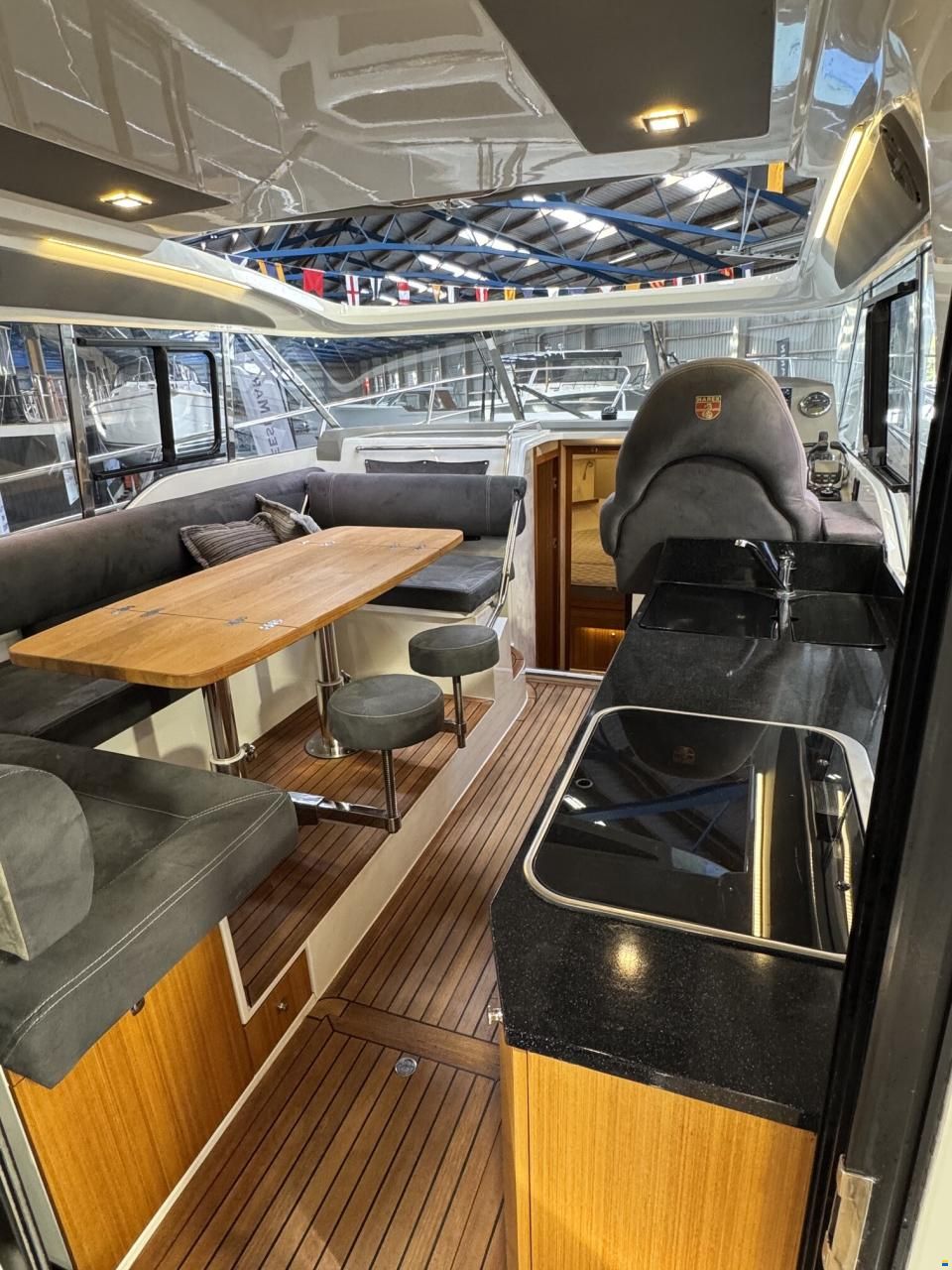 Marex 375 - 2 x Volvo Penta mit Joystick/