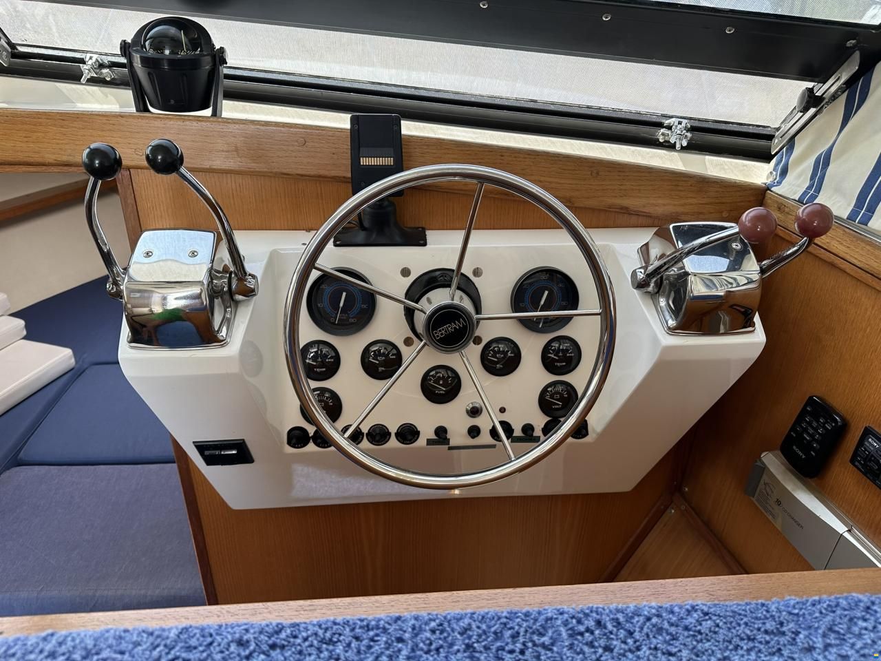 Bertram 28 Fly