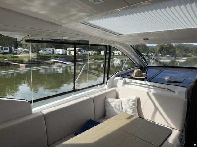 Sealine C335