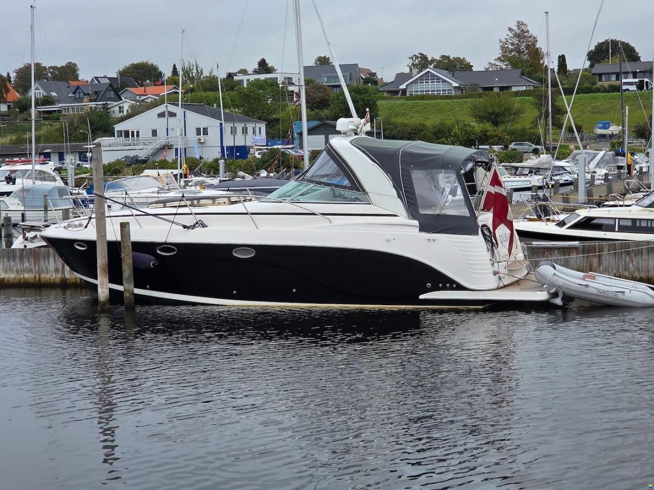 Rinker 360 Fiesta Vee