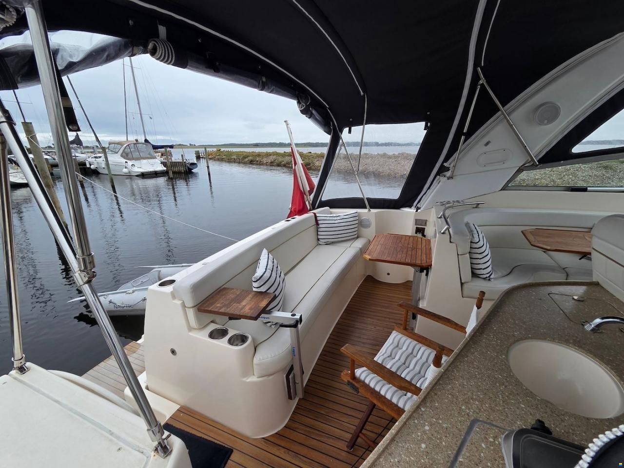 Rinker 360 Fiesta Vee