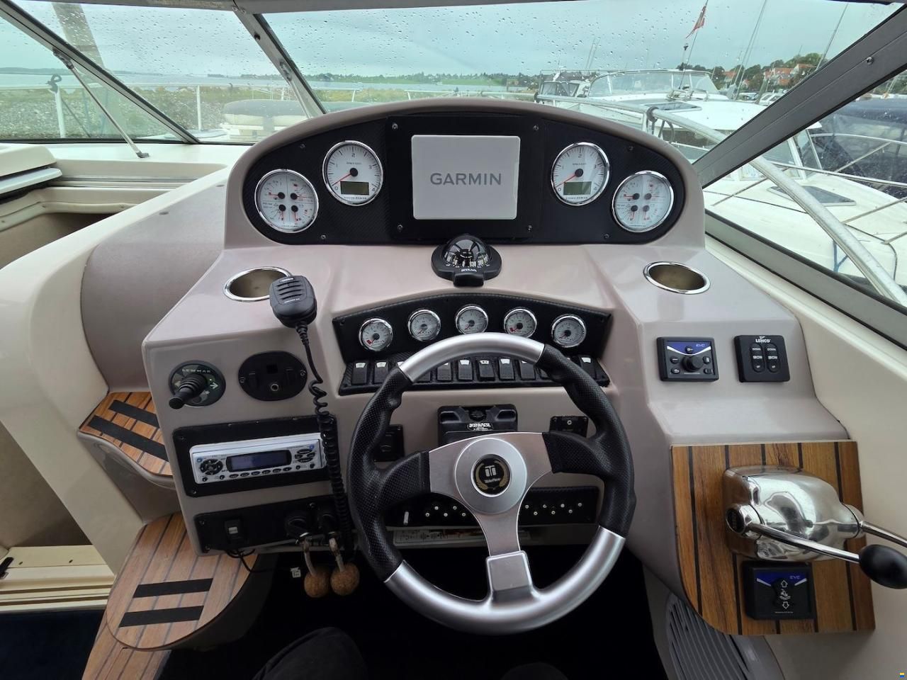 Rinker 360 Fiesta Vee
