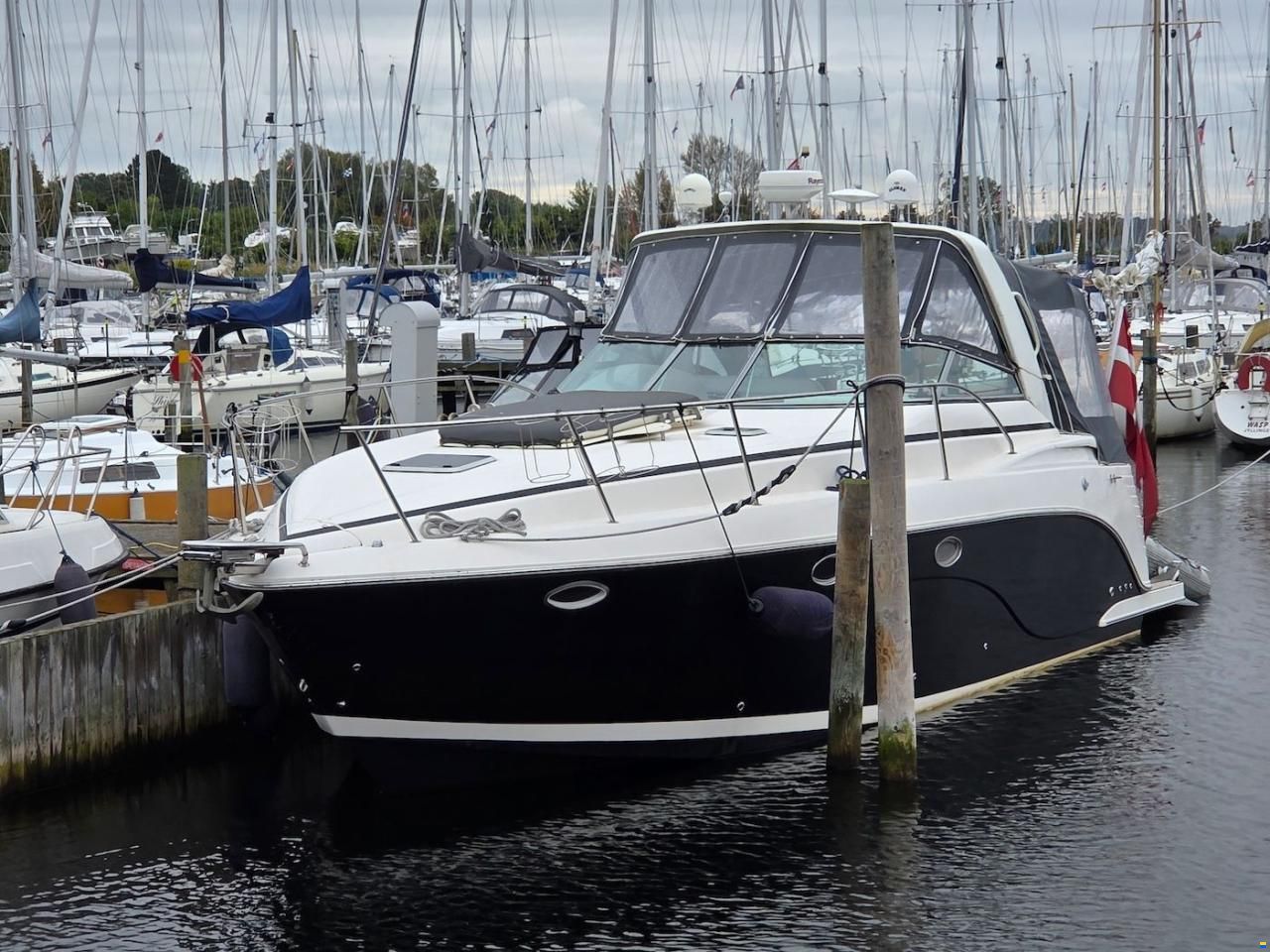 Rinker 360 Fiesta Vee
