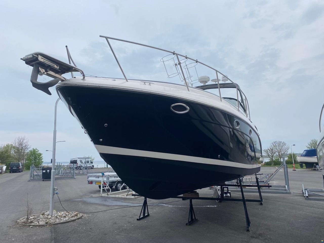 Rinker 360 Fiesta Vee