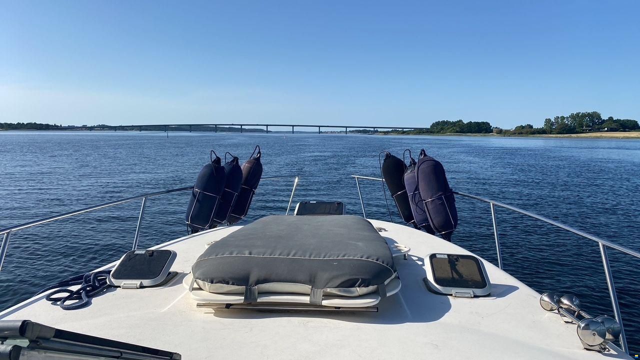 Rinker 360 Fiesta Vee