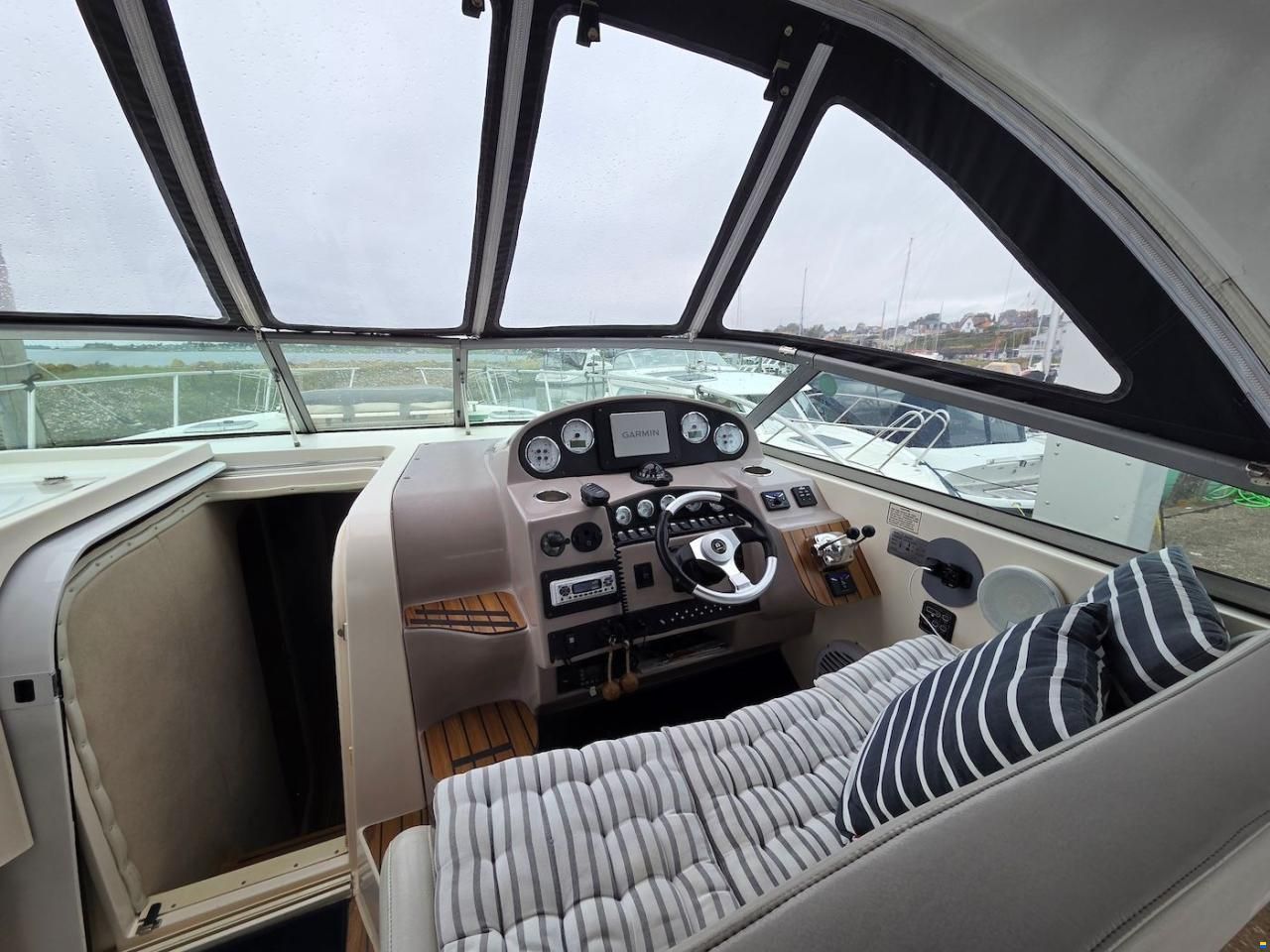 Rinker 360 Fiesta Vee