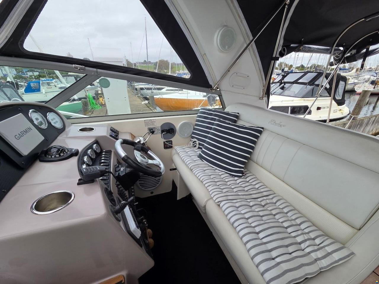 Rinker 360 Fiesta Vee