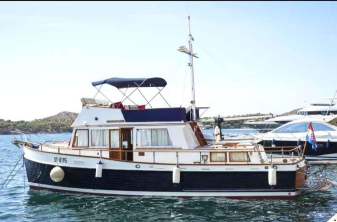 Grand Banks Classic 42 trawler yacht in
