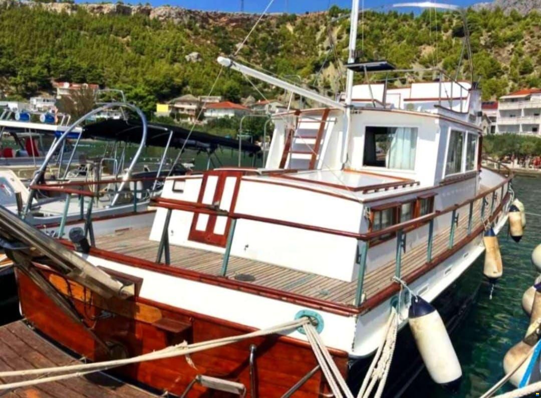 Grand Banks Classic 42 trawler yacht in