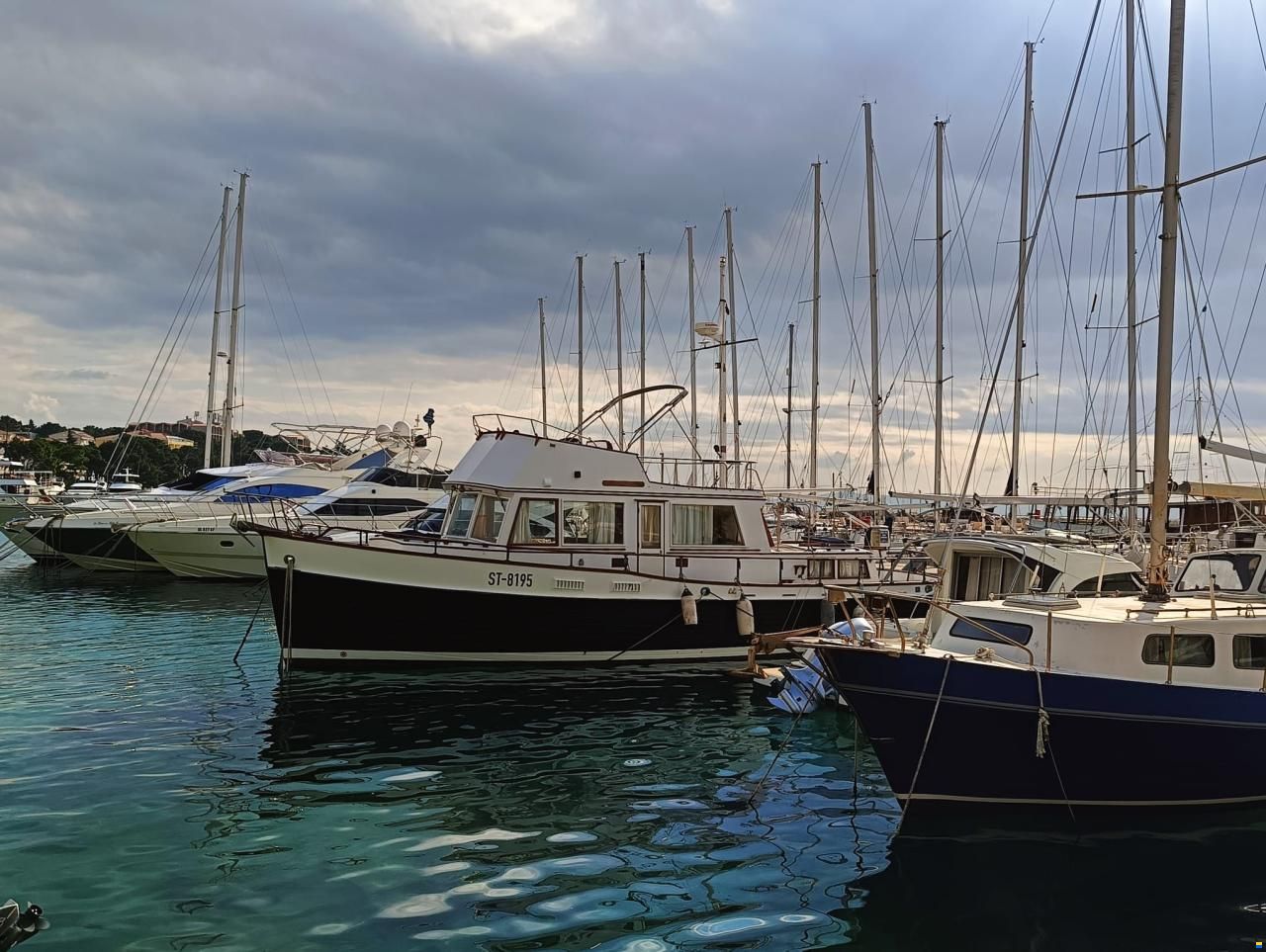 Grand Banks Classic 42 trawler yacht in