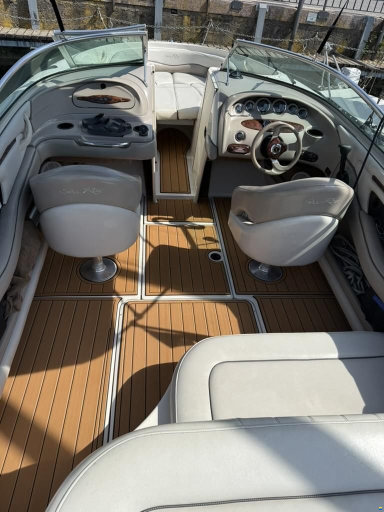 Sea Ray 220 Select Bowrider