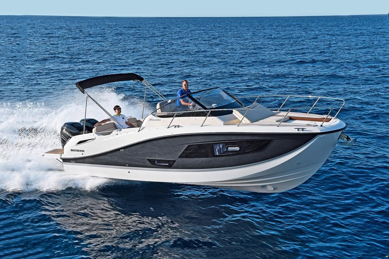 Quicksilver Activ 875 Sundeck