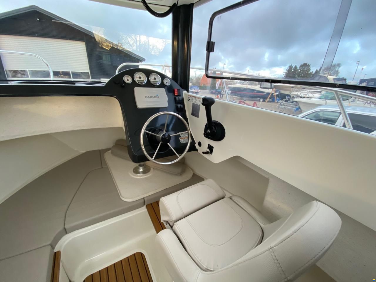 Quicksilver 675 Pilothouse