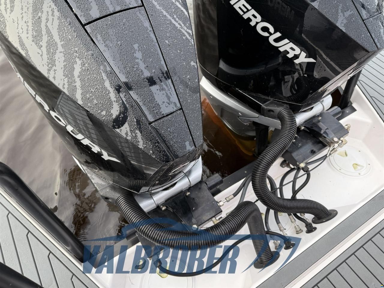 Axopar 37 XC Cross Cabin