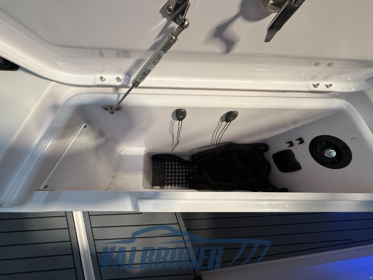 Axopar 37 XC Cross Cabin
