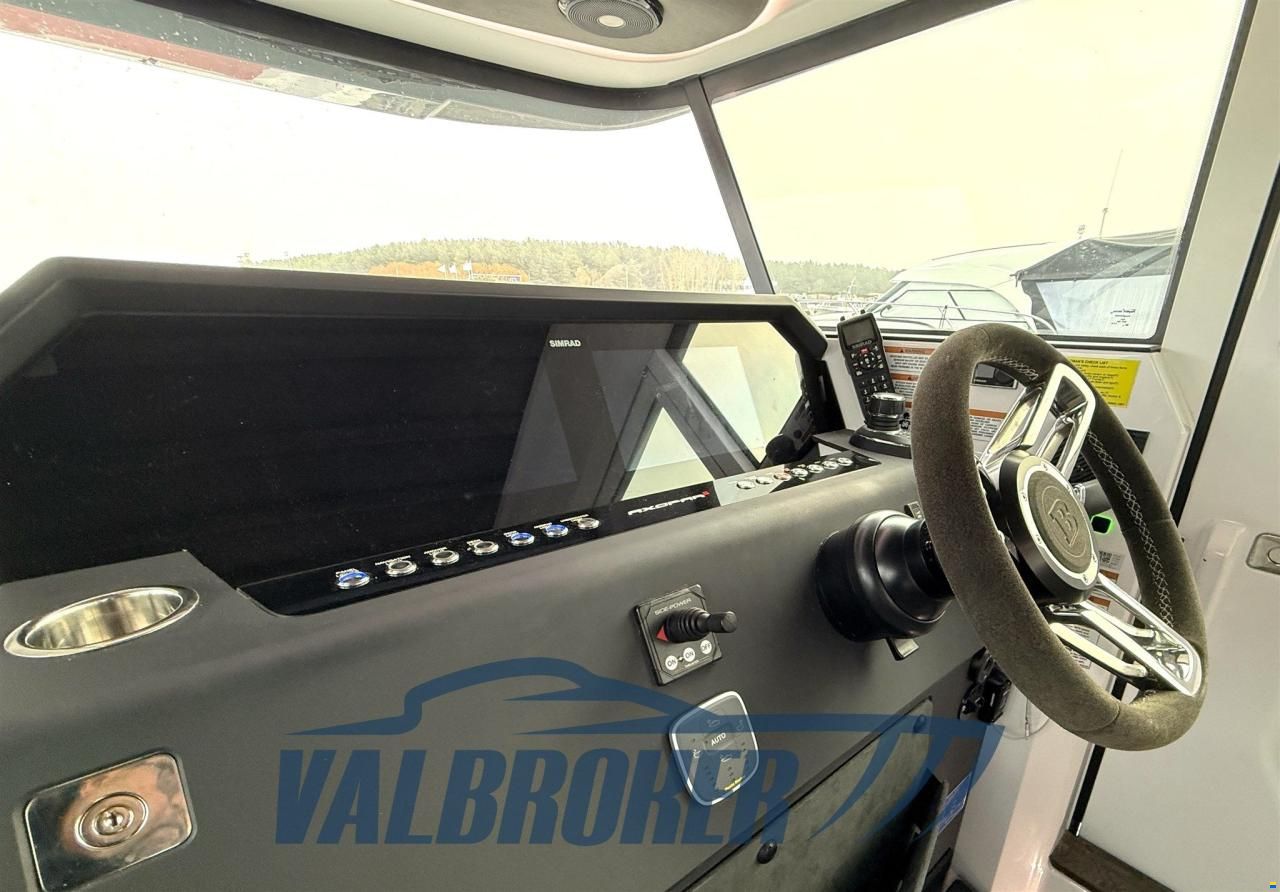 Axopar 37 XC Cross Cabin