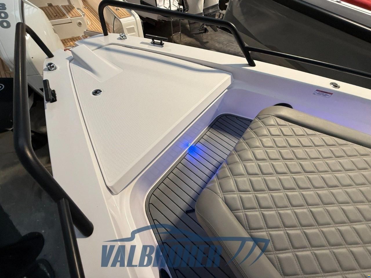 Axopar 37 XC Cross Cabin