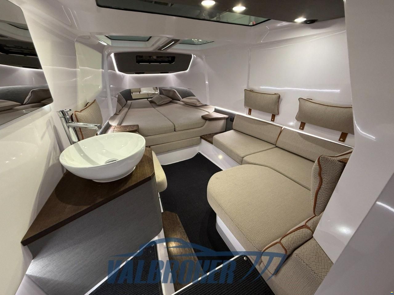 Axopar 37 XC Cross Cabin