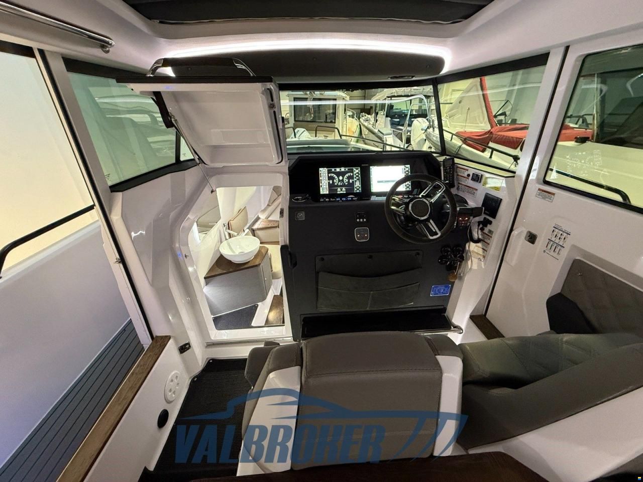Axopar 37 XC Cross Cabin
