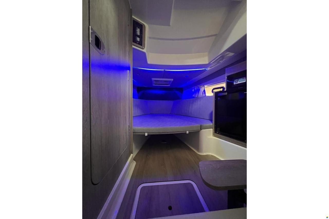 Quicksilver Activ 875 Sundeck