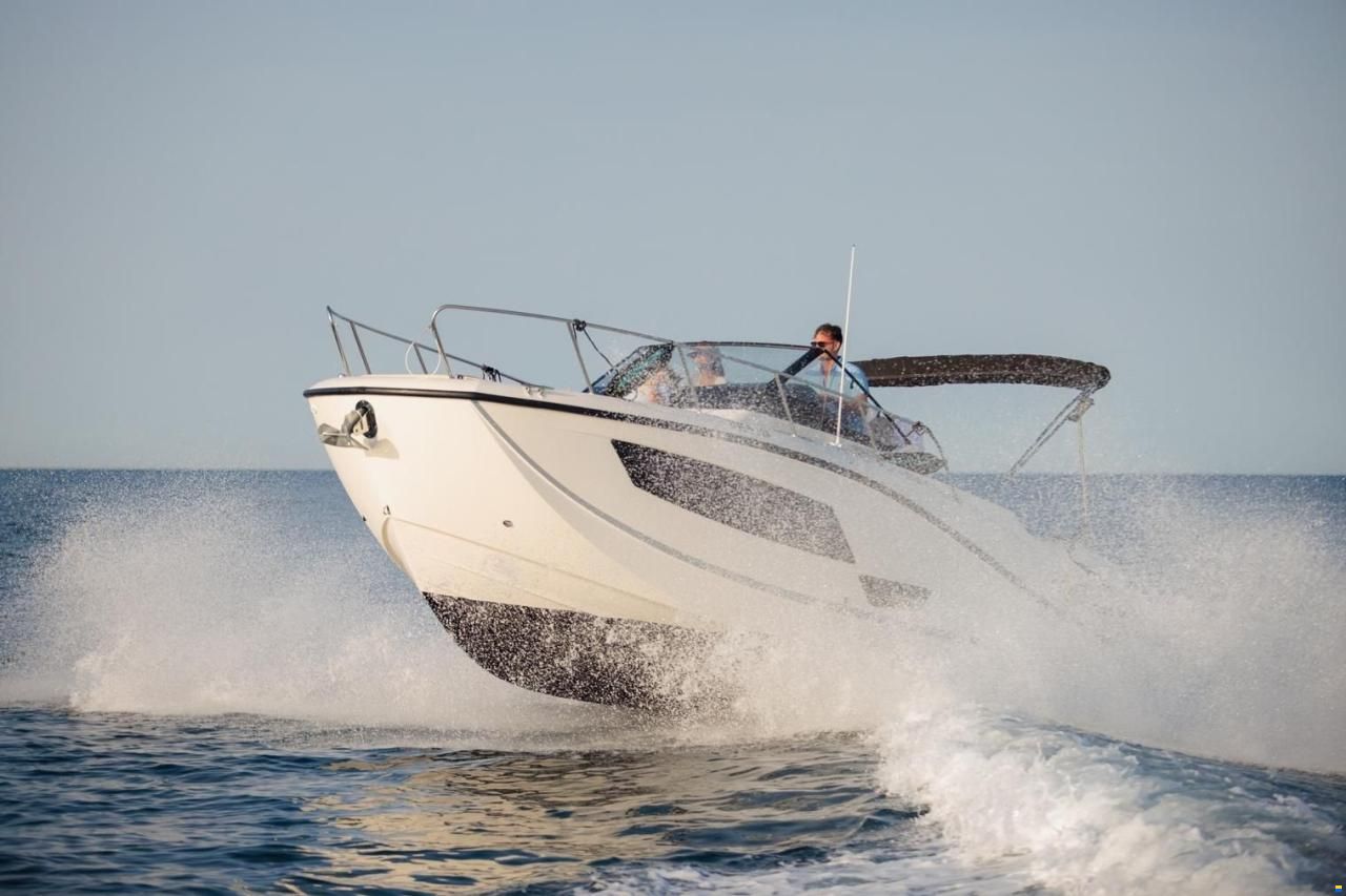 Quicksilver Activ 875 Sundeck