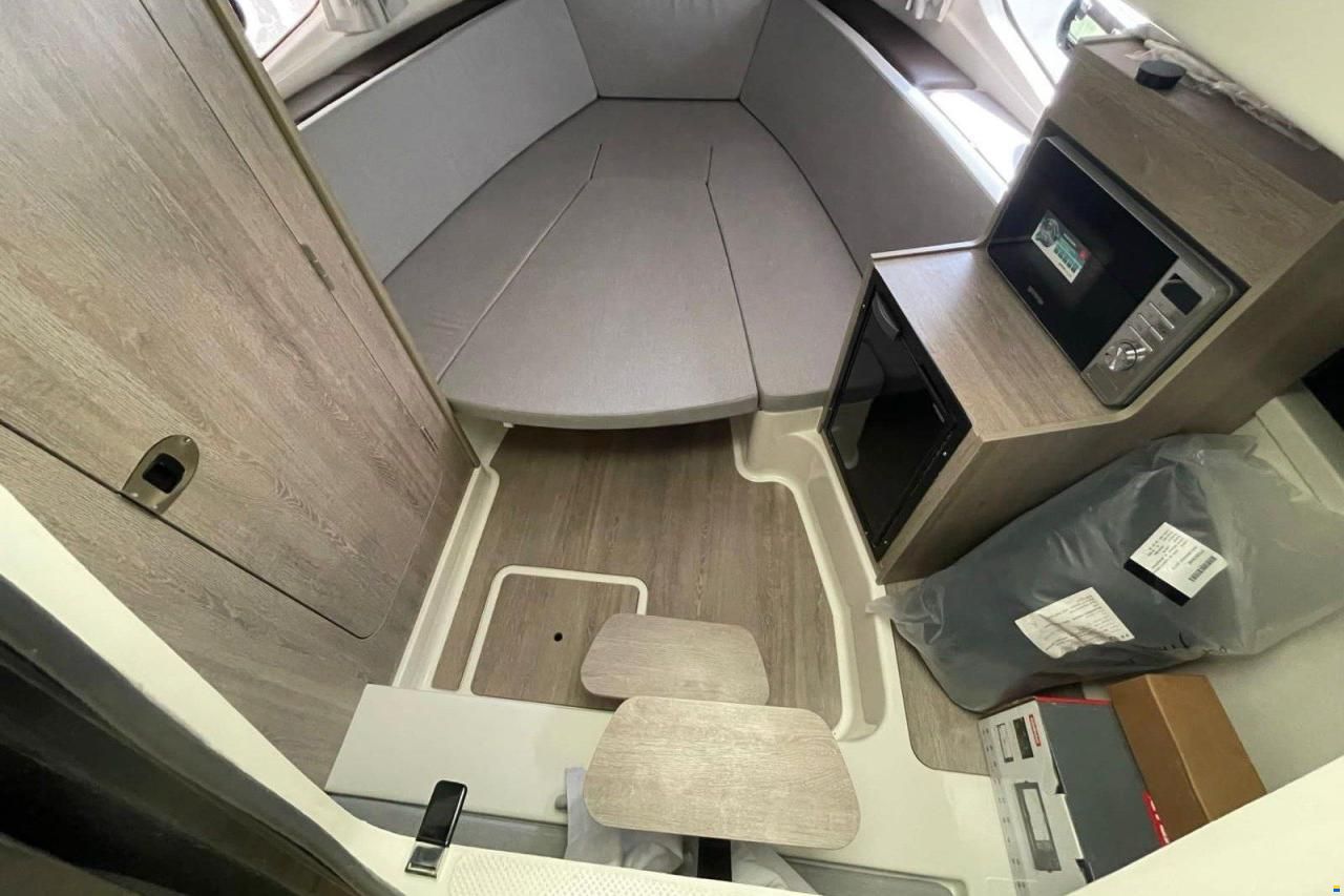 Quicksilver Activ 875 Sundeck